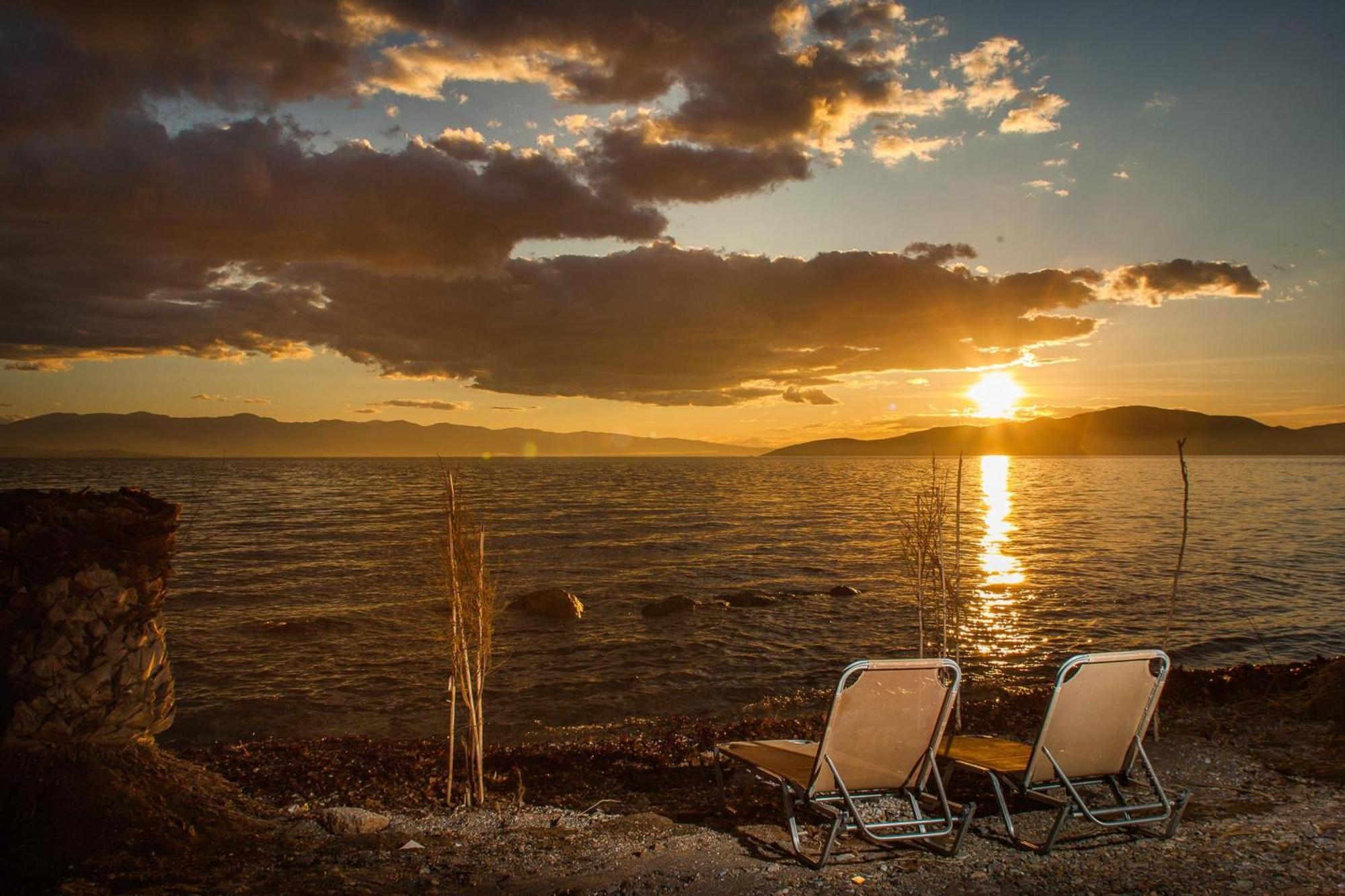 Villa Karnagio Seafront In Agria à Káto Lekhónia Extérieur photo