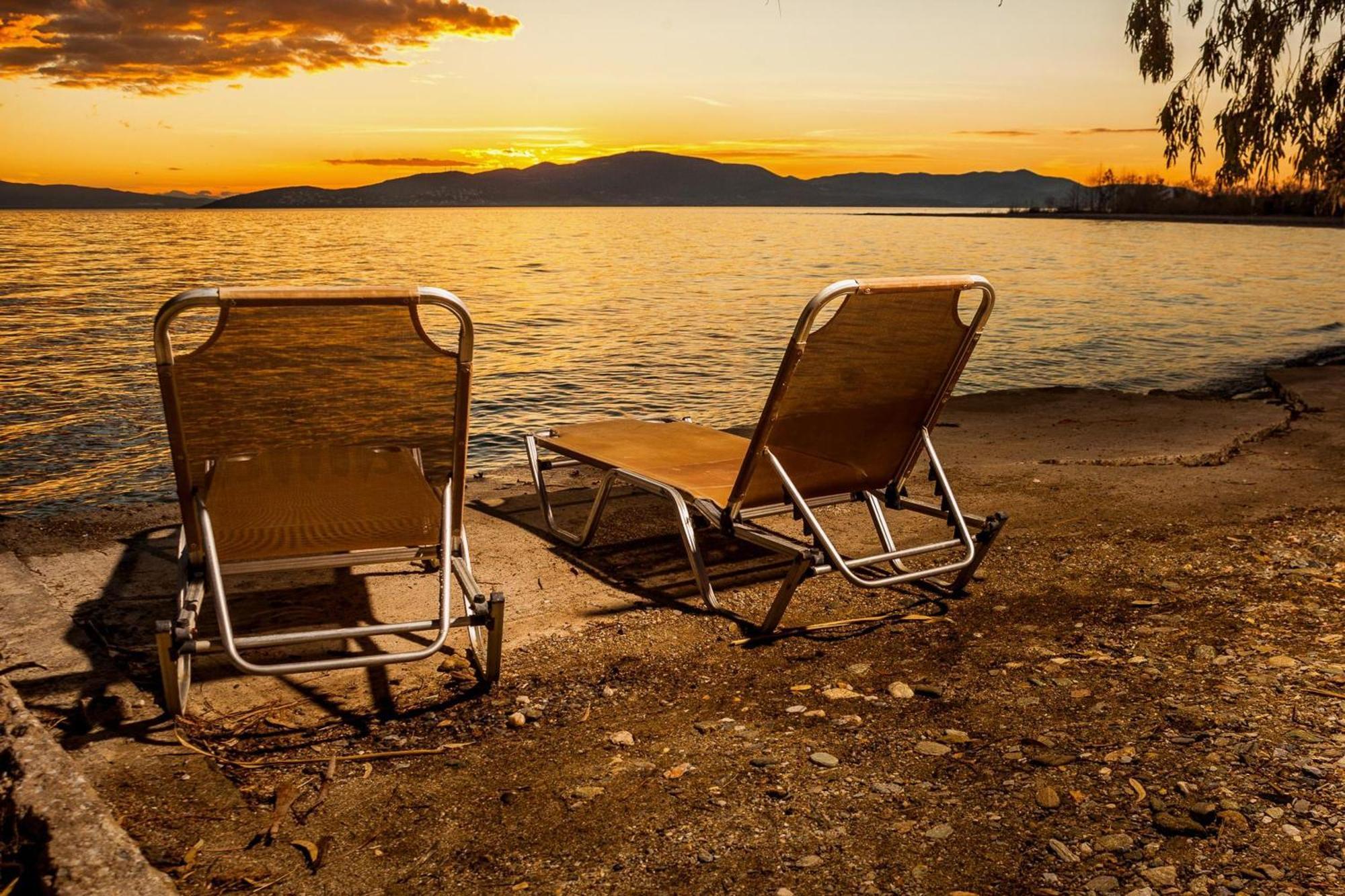 Villa Karnagio Seafront In Agria à Káto Lekhónia Extérieur photo