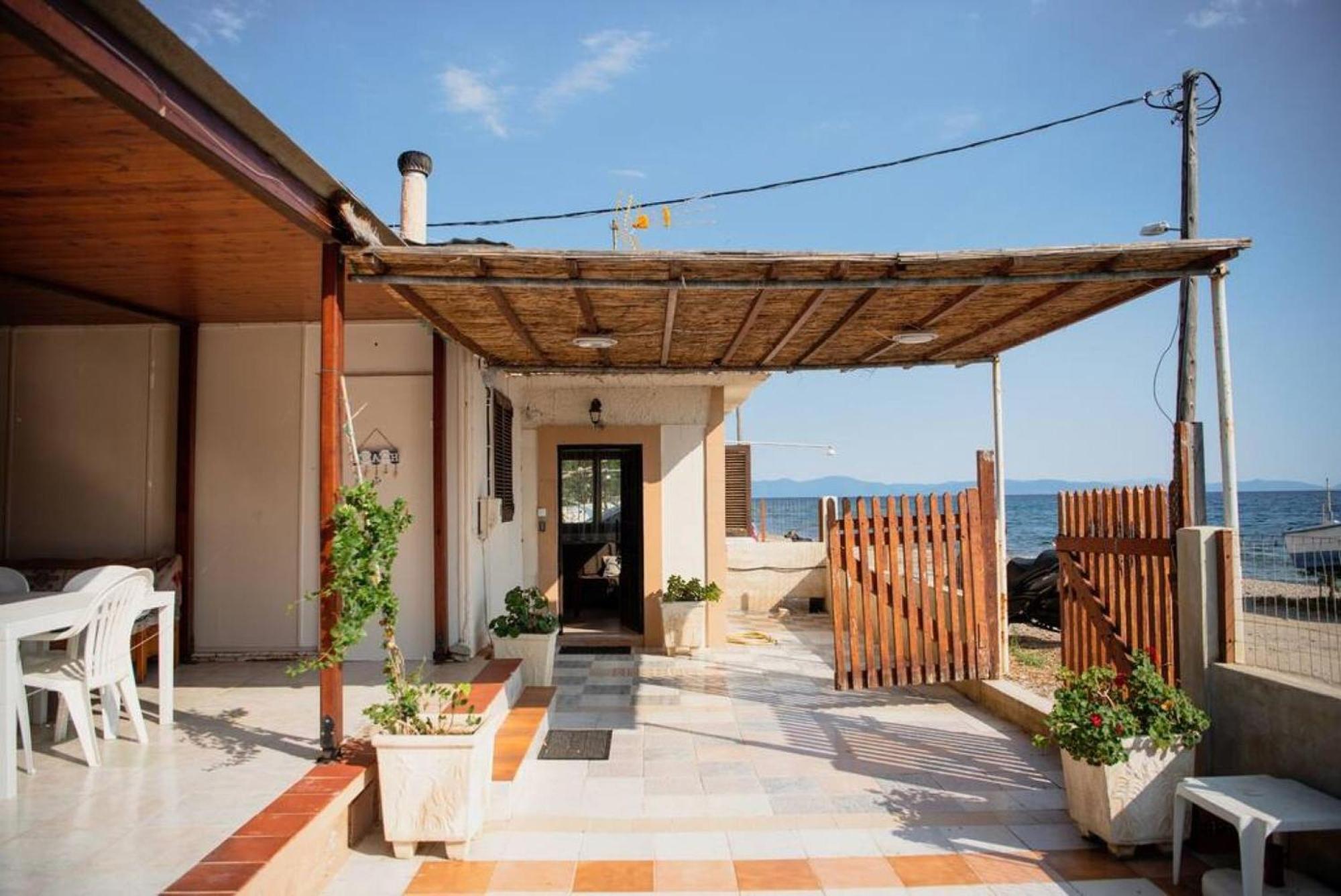 Villa Karnagio Seafront In Agria à Káto Lekhónia Extérieur photo