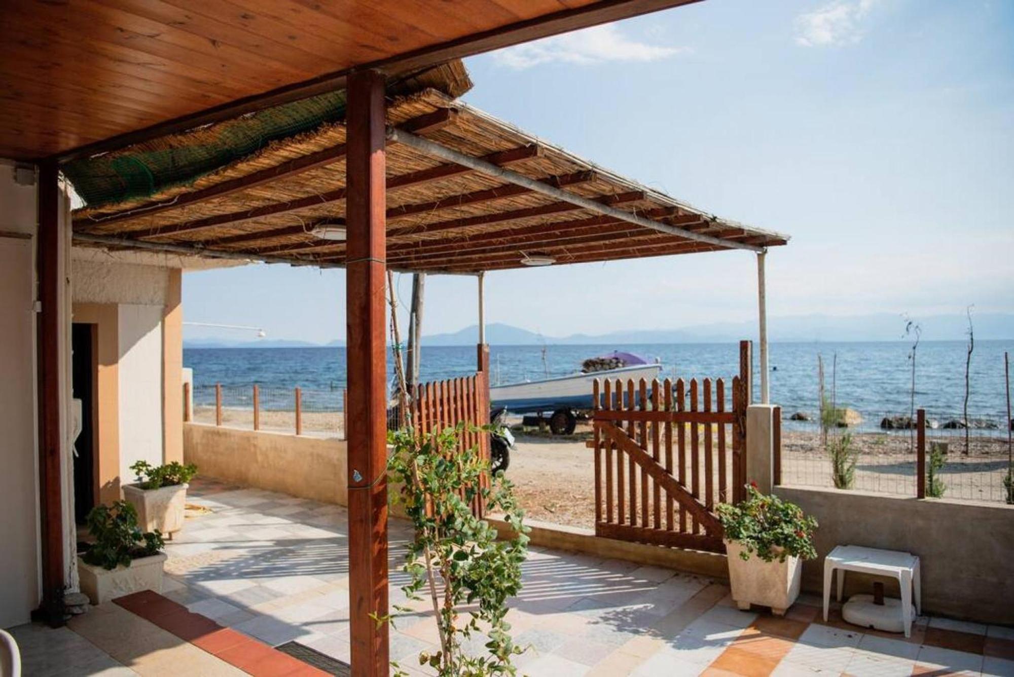 Villa Karnagio Seafront In Agria à Káto Lekhónia Extérieur photo